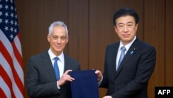 日本防衛大臣木原稔與美國駐日本大使拉姆·伊曼紐爾在東京的日本防衛省交換購買美製「戰斧」巡弋飛彈合約。(2024年1月18日)