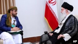 علی خامنهای، رهبر ایران و محمد عبدالسلام، سخنگوی گروه حوثیها