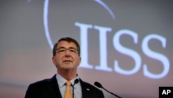 Menteri Pertahanan AS Ashton Carter memberikan sambutan dalam KTT Keamanan Asia (IISS) di Singapura (30/5).