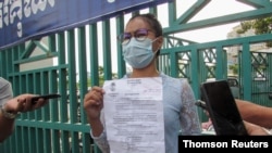 Ley Leak, mantan wakil dari Partai Penyelamat Nasional Kamboja yang dibubarkan, tiba di pengadilan untuk sidang pengkhianatan lebih dari 100 tokoh oposisi, di Phnom Penh. (Foto: Reuters)