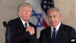 Američki predsednik Tramp i izraelski premijer Netanjahu rukuju se u Jerusalimu, 23. maja 2017.