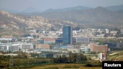 25일 한국 파주 도라산 전망대에서 DMZ 너머로 바라본 개성공단의 모습.