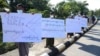 နေပြည်တော်ရှိ ရွေးကောက်ပွဲကော်မရှင်ရုံးရှေ့မှာ ကန့်ကွက်ဆန္ဒပြတဲ့ မြင်ကွင်း။ (နိုဝင်ဘာ ၁၁၊ ၂၀၂၀)