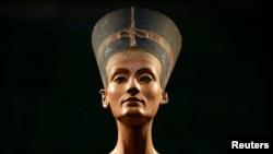 Patung kepala Nefertiti pada pameran 'In The Light Of Amarna' di Museum Neues di Berlin, Jerman, dalam peringatan 100 tahun ditemukannya patung Ratu Mesir Kuno yang terkenal, Nefertiti. 