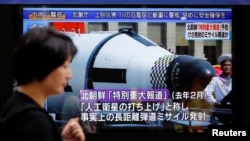 북한이 대륙간 탄도미사일(ICBM) '화성-14' 시험발사에 성공했다고 발표한 4일 일본 됴쿄 거리의 TV 스크린에서 관련 뉴스 보도가 나오고 있다.