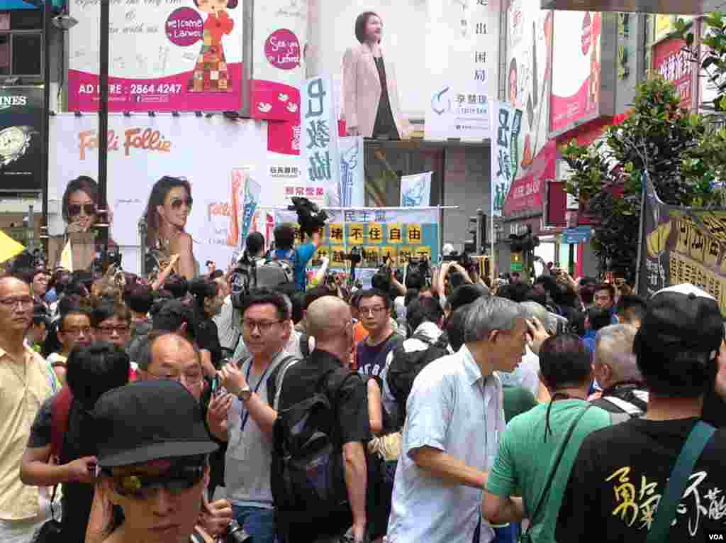 香港泛民多个政党和团体周六声援铜锣湾书店店长林荣基(美国之音海彦拍摄)