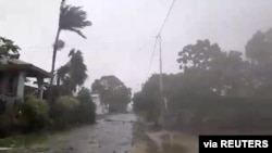 Topan Harold melumpuhkan kawasan Luganville, Vanuatu, 6 April 2020. (Foto Courtesy: Adra Vanuatu/Social Media via REUTERS)