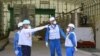 Perdana Menteri Jepang Fumio Kishida (kedua dari kiri) mengunjungi pembangkit listrik tenaga nuklir Fukushima hari Minggu (20/8). 