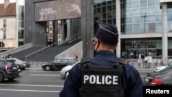 Polisi Perancis siaga di dekat Opera Bastille tersangka melakukan penikaman di dekat bekas kantor Charlie Hebdo di Paris, Jumat (25/9).