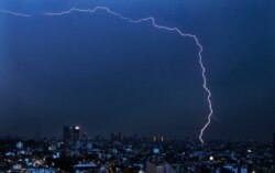 Kilatan petir menyambar badai pagi di Mexico City, 22 Juni 2020. (Foto: dok).