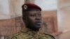 Kepala pasukan militer Burkina Faso Letnan Kolonel Paul-Henri Damiba berbicara dalam konferensi pers ketika bertemu dengan Presiden Pantai Gading Alassane Ouattara di Abidjan, Pantai Gading, pada 5 September 2022. (Foto: Reuters/Luc Gnago)