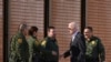 Presiden AS Joe Biden menyapa sejumlah petugas patroli wilayah perbatasan AS-Meksiko dalam kunjungannya ke El Paso, Texas, pada 8 Januari 2023. (Foto: AP/Andrew Harnik)