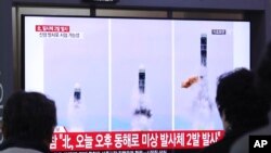 Penayangan berita terkait peluncuran misil Korea Utara di Stasiun Kereta Api Seoul, Korea Selatan. (Foto: dok).