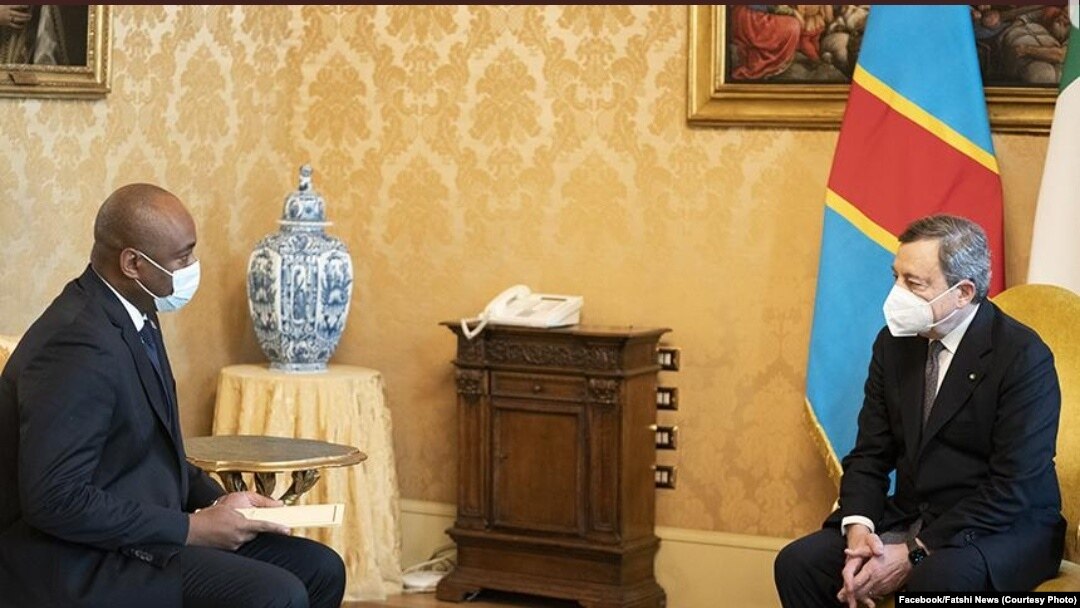 Motindami ya président Félix Tshisekedi, Patrick Luabeya (G) na masolo na ministre wa Yambo ya Italie, Mario Draghi na matanga ya ntoma Luca Attanasio, Rome, Italie, 25 février 2021. (Facebook/Fatshi News)
