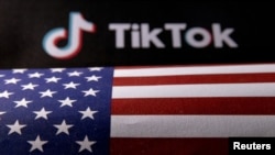 美国国旗和TikTok徽标。