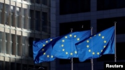 歐盟(EU)的旗幟在比利時布魯塞爾歐盟委員會總部外飄揚。
