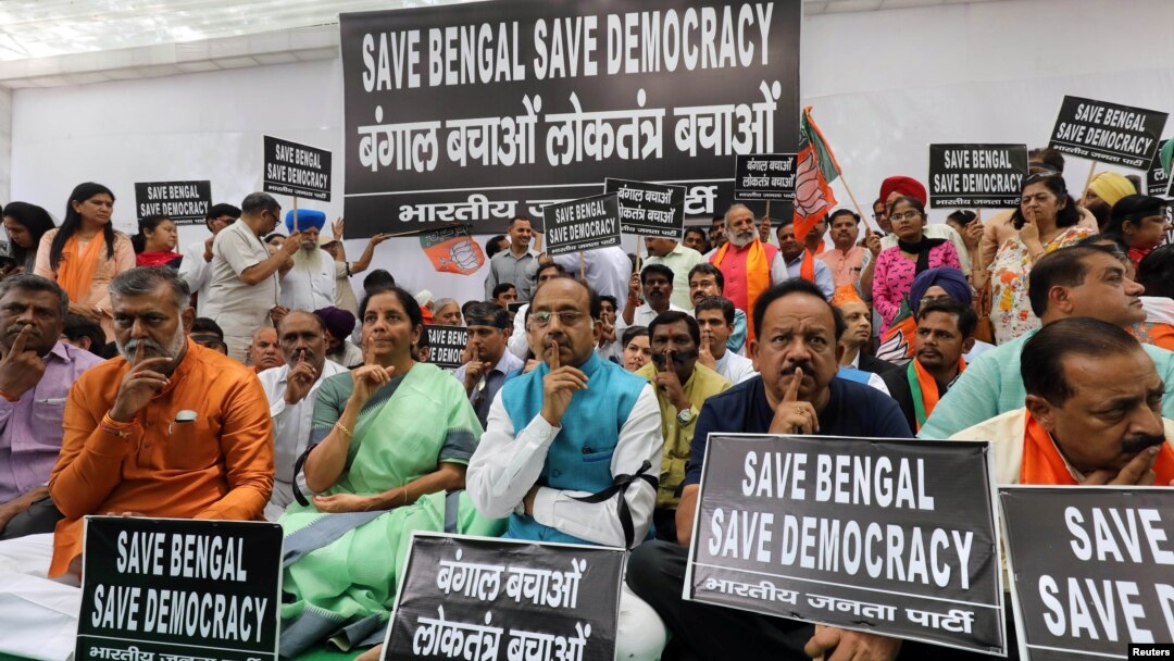 Leaders and supporters of India's ruling Bharatiya Janata Party attend a silent protest against the disturbance caused during an election campaign rally by the party president Amit Shah in New Delhi, May 15, 2019.