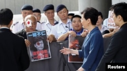 香港特首林鄭月娥2019年8月13日在其辦公室外與反送中抗議者相遇。
