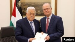 محمد مصطفی، نخست وزیر جدید تشکیلات فلسطینی (راست) به همراه محمد عباس، رئیس این تشکیلات. 