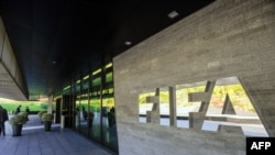 Logo FIFA di luar kantor pusat organisasi itu di Zurich, Swiss.