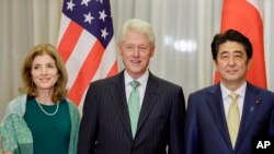 日本首相安倍晉三3月17日在東京與美國前總統克林頓和美國駐日本大使卡羅琳.肯尼迪晚宴。