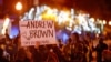 Demonstranti u Elizabet sitiju posle smrti Endrjua Brauna džuniora