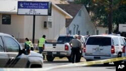 警察在发生枪击案的村镇萨瑟兰泉（Sutherland Springs）的第一浸信会教堂旁边（2017年11月5日）