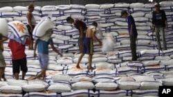 Suasana di gudang beras BULOG di Jakarta, Indonesia (Foto:dok).