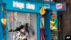Kawasan Royal Mile di Edinburgh, Skotlandia, terlihat sepi di tengah pandemi Covid-19, 21 Agustus 2020. (Foto: dok).
