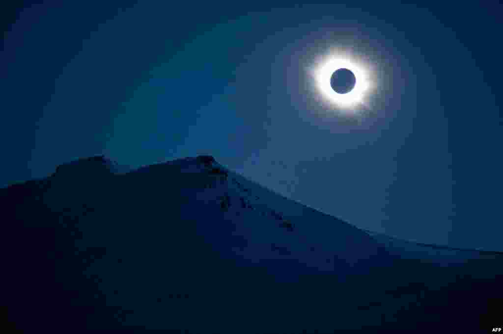 Gerhana matahari total terlihat di Svalbard, Longyearbyen, Norwegia. Gerhana matahari ini dalam derajat penglihatan yang berbeda-beda dapat terlihat, tergantung pada kondisi cuaca, di sebagian besar Eropa, Afrika Utara, Asia barat laut dan Timur Tengah, sebelum berakhir di Kutub Utara.