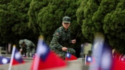 2024年10月25日在金門古寧頭戰役75週年紀念儀式上，台灣軍人在公墓中敬香。