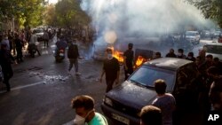 Warga Iran melakukan unjuk rasa untuk memrotes kematian Mahsa Amini (22 tahun) dalam tahanan polisi moral Iran, dalam aksi di Teheran (foto: dok). 