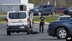 Policija blizu mesta pucnjave u Frederiku, u Merilendu (Foto: AP/Julio Cortez)