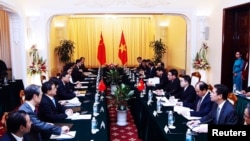 General view of the meeting between Chinese State Councilor Yang Jiechi (5th L) and Vietnamese Foreign Minister Pham Binh Minh (5th R) at the Government's Guesthouse, in Hanoi, June 18, 2014.
