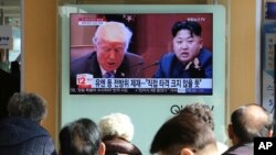 도널드 트럼프 미국 대통령이 북한을 테러지원국으로 재지정한 다음날인 21일 한국 서울역 대형 TV에 관련 뉴스가 나오고 있다.
