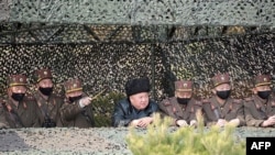 김정은 북한 국무위원장이 전선장거리포병구분대의 화력타격훈련을 지도했다고 조선중앙통신이 지난 10일 보도했다.