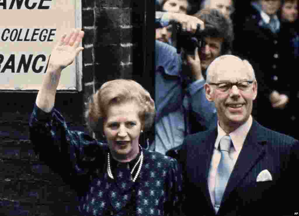 1983年6月9日,时任英国首相撒切尔夫人与她的丈夫丹尼斯在大选中投票后,离开伦敦威斯敏斯特投票站。