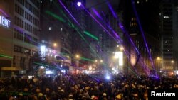 香港抗议者在示威期间使用激光笔 （2019年8月31日）