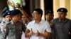 Dua wartawan Reuter, Wa Lone dan Kyaw Soe Oo di pengadilan Insein di Yangon, Myanmar, 27 Agustus 2018. (Foto: dok).