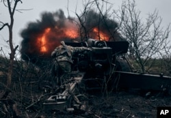 Tentara Ukraina menembakkan artileri ke posisi Rusia di dekat Bakhmut, wilayah Donetsk, Ukraina, Minggu, 20 November 2022. (Foto: AP/LIBKOS)