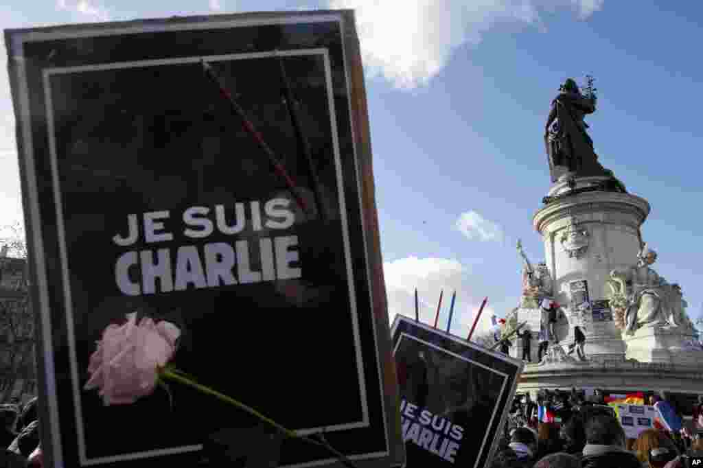 Para pemrotes berkumpul dengan membawa poster bertuliskan 'I Am Charlie' di kawasan Republique Square, Paris (11/1).