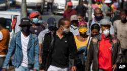 Warga mulai memadati jalanan di pusat kota Johannesburg, Afrika Selatan, sambil mengenakan masker, 11 Mei 2020. 