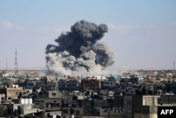 Asap mengepul setelah pemboman Israel di Rafah, di Jalur Gaza selatan, 6 Mei 2024, di tengah konflik yang sedang berlangsung antara Israel dan kelompok militan Palestina Hamas. (AFP)