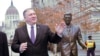 Menlu Amerika Mike Pompeo berpose di dekat patung Presiden Ronald Reagan di Budapest, Hongaria, Senin (11/2). 