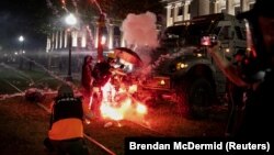 Engenho explosivo detonado em frente a um carro da polícia de Kenosha