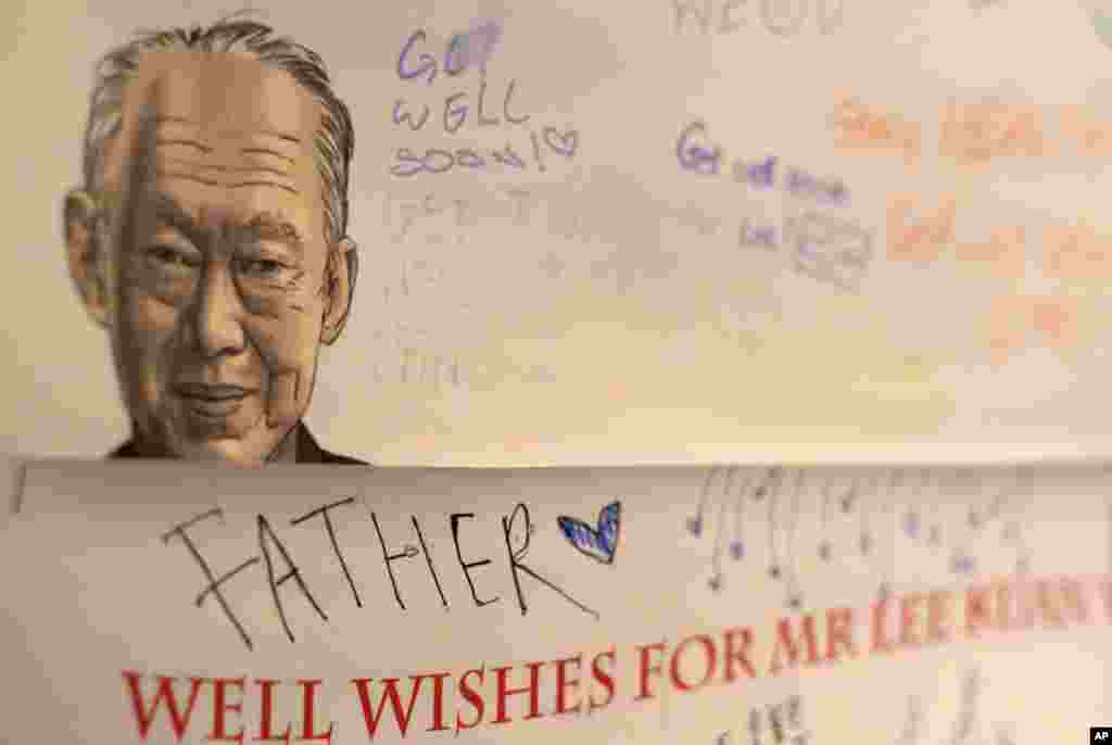 Surat ucapan semoga cepat sembuh ditinggalkan di rumah sakit tempat Lee Kuan Yew dirawat pada enam minggu terakhir (21/3). (AP/Joseph Nair)