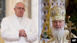 Patriark Kirill, kepala Gereja Ortodoks Rusia (kanan) dan Paus Fransiskus (kiri)