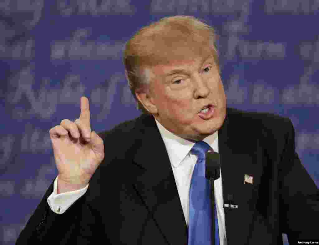 Kandidat presiden AS dari Partai Republik Donald Trump berbicara dalam debat kepresidenan pertama di Hofstra University di Hempstead, New York (26/9). (AP/Patrick Semansky)