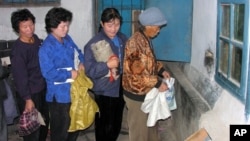Warga Korea Utara antri untuk menerima bahan pangan dari Badan pangan PBB (WFP) di kota Phyongwon, provinsi Pyongan selatan (foto: dok).