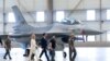 Fotografi arkivi e Presidentit ukrainas Volodymyr Zelenskyy derisa inspekton avionët luftarakë F-16 në bazën ushtarake në Eindhoven, Holandë, më 20 gusht, 2023/AP